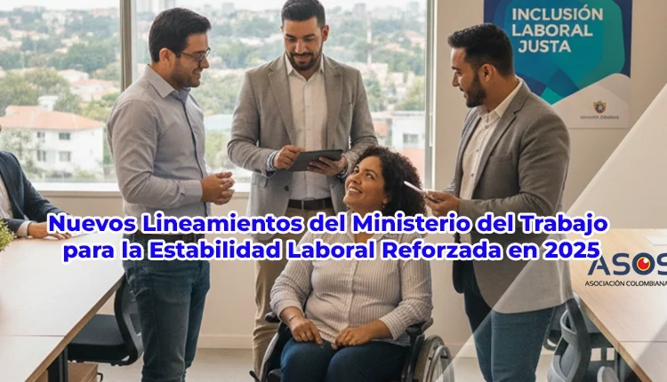 Grupo de profesionales en una oficina luminosa, incluyendo una mujer con discapacidad en silla de ruedas, junto a un cartel de "Inclusión Laboral Justa" del Ministerio del Trabajo.
